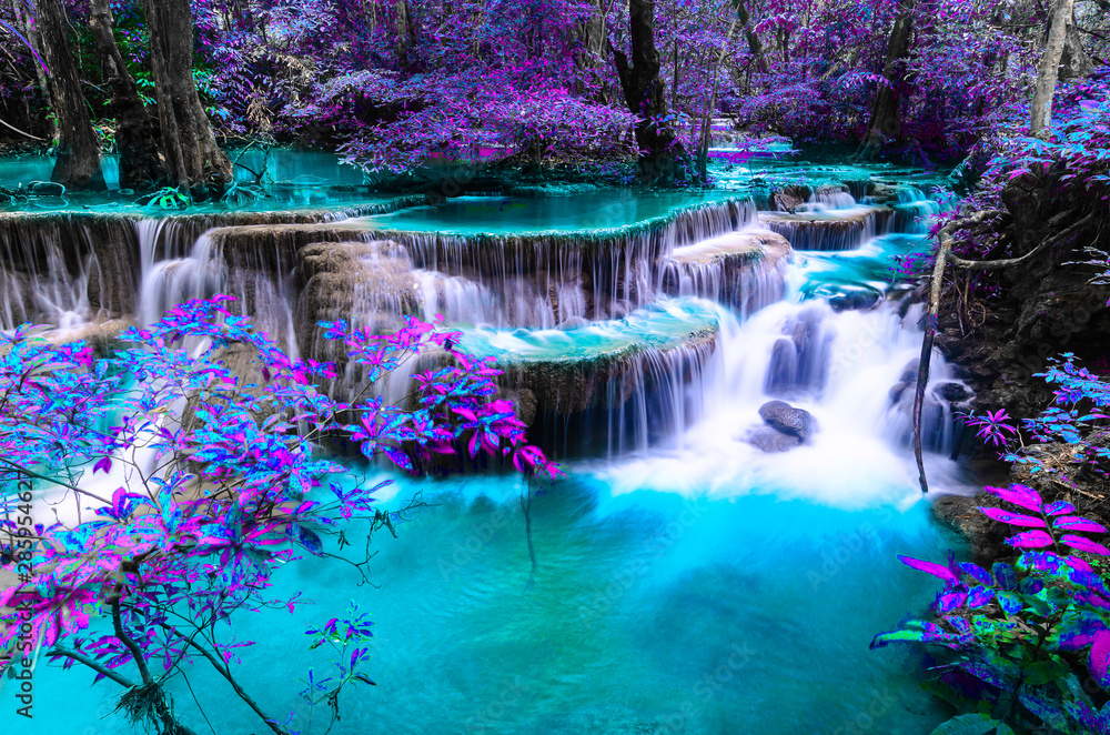 Fototapeta niesamowity wodospad Huay Mae Kamin w kolorowym lesie jesienią w Kanchanaburi, Tajlandia