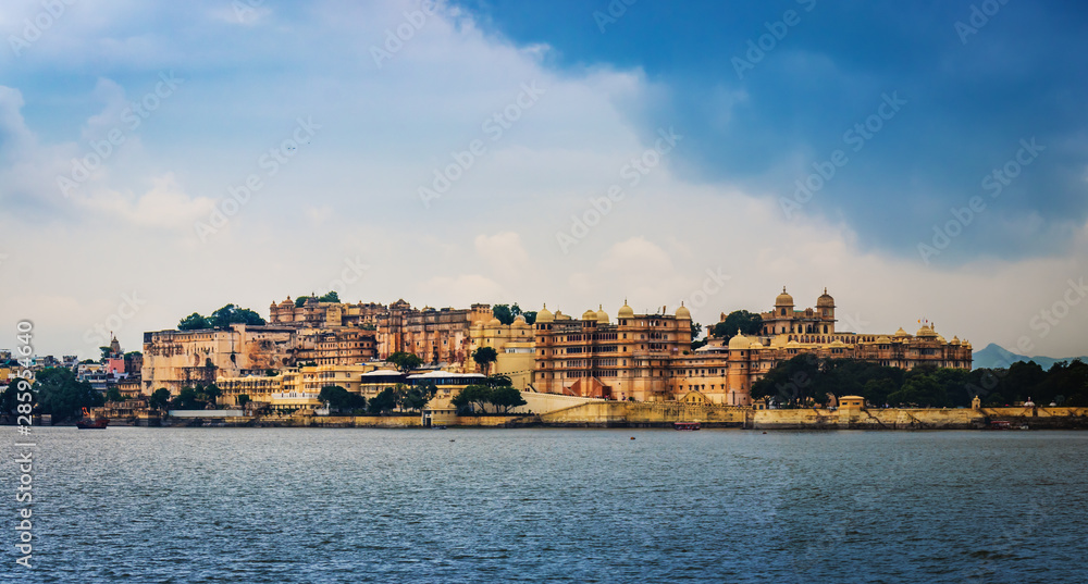 Lake Pichola and City Palace, Udaipur, Rajasthan, India, Asia
