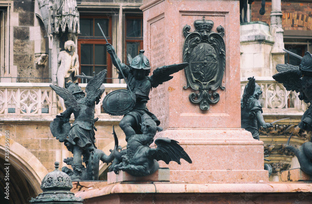 Obraz premium Sculpture Battle with the Dragon on Marienplatz in Munich.