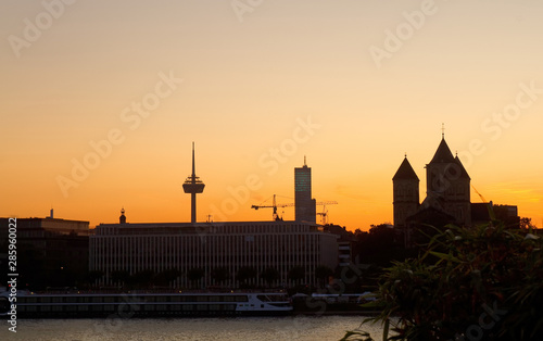Kölner Stadtpanorama bei Sonnenuntergang