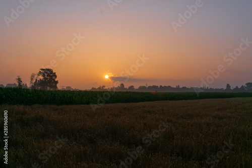 Sonnenaufgang mit Wolken über Felder © Jan