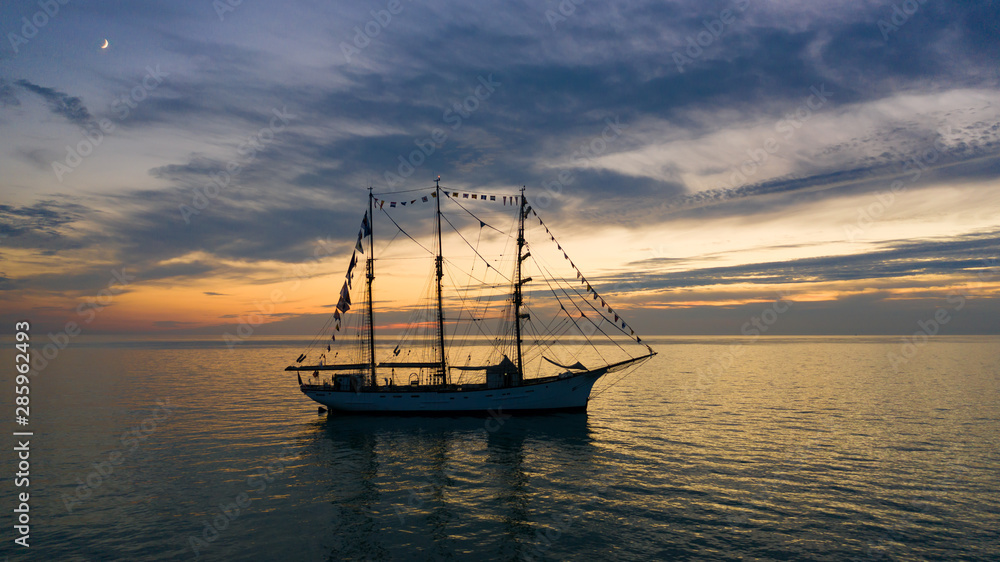 Le Marité aux Grandes Dalles, un bateau à voiles en Normandie sur la mer au crépuscule