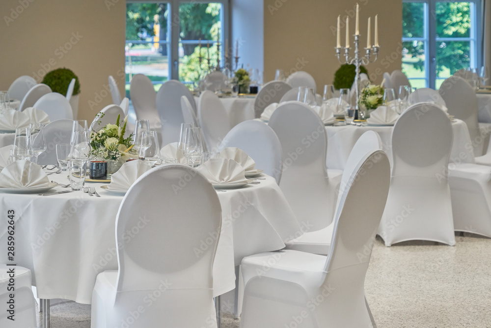Fototapeta Room with festively bright tables covered in white