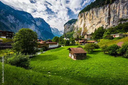 Obraz na płótnie Famous view of Lauterbrunnen town in Swiss Alps valley with gorgeous Staubbach waterfalls in, Switzerland w salonie