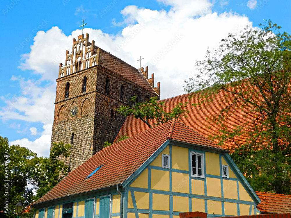 Obraz premium Stadtpfarrkirche Sankt Marien aus dem 13. Jahrhundert