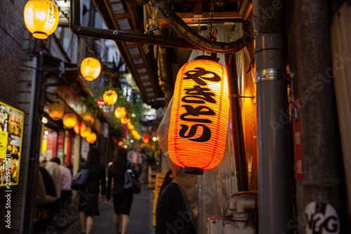 Photos Traditionelle japanische Laterne in einer engen Gasse am Abend
