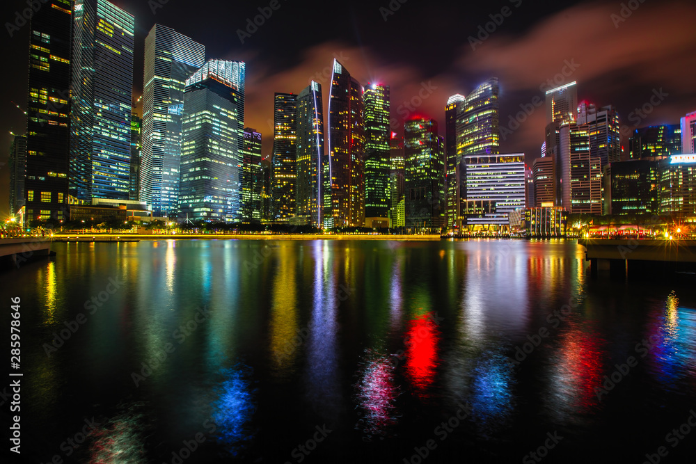 Naklejka premium Financial district Marina Bay in Singapore night view.