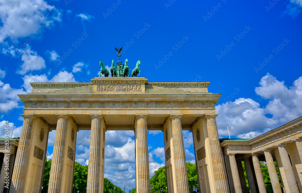Obraz premium The Brandenburg Gate located in Pariser Platz in the city of Berlin, Germany.