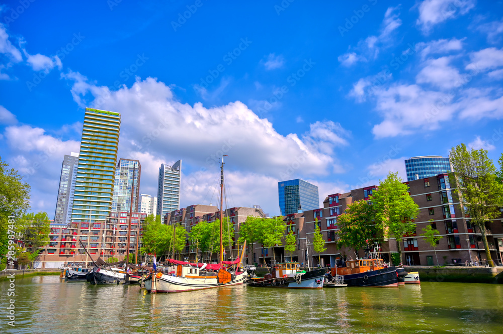 Obraz premium The canals and waterways in the city of Rotterdam, the Netherlands.