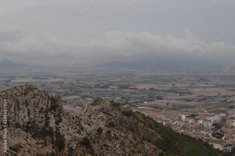 Vista desde una montaña española en un día nublado