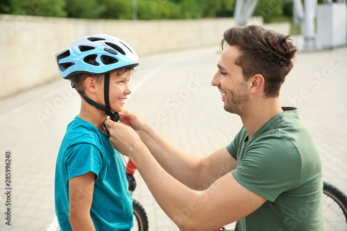 Father helping his son to p...