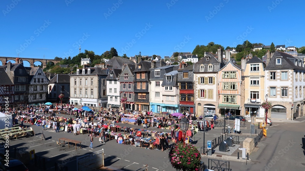 Morlaix en Bretagne, brocante sur la place Salvador Allende (France)