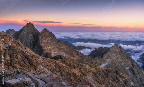 Krajobraz gór z inwersją w dolinie o zachodzie słońca, jak widać z Rysy Peak w Tatrach Wysokich na Słowacji