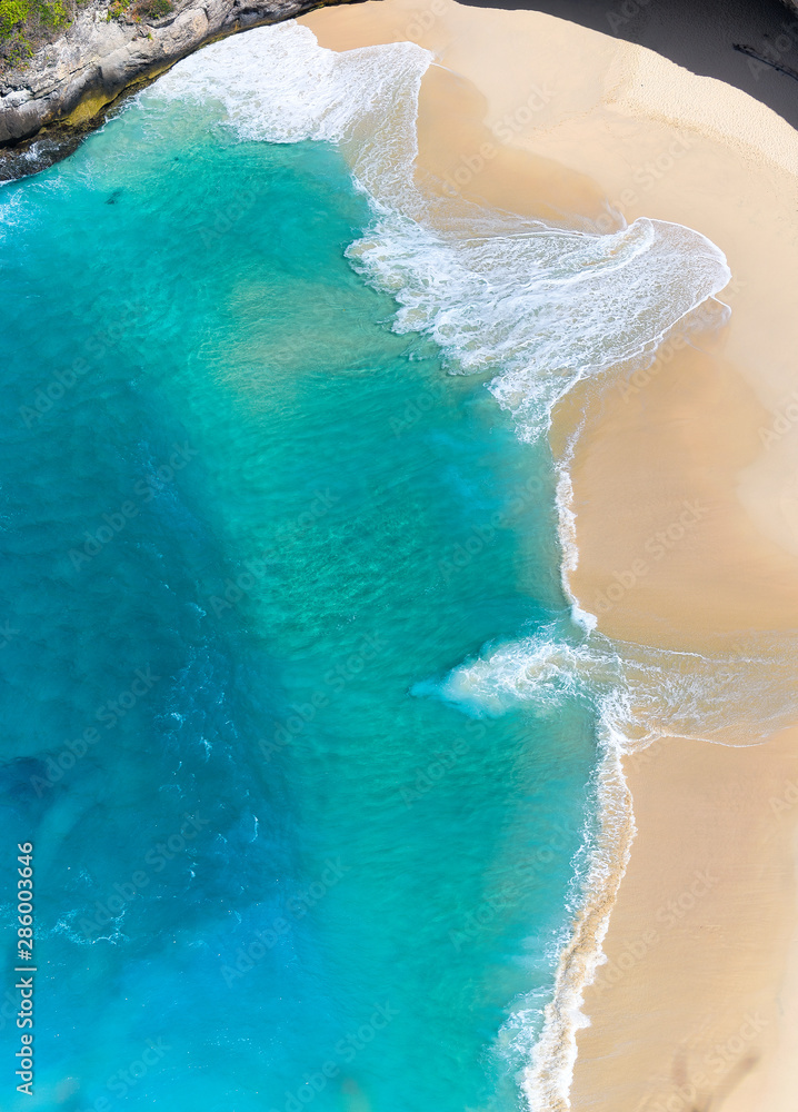 Blue ocean wave on Kelingking beach