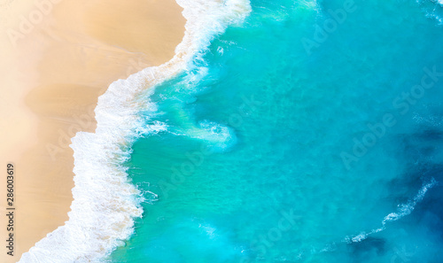 Blue ocean wave on Kelingking beach