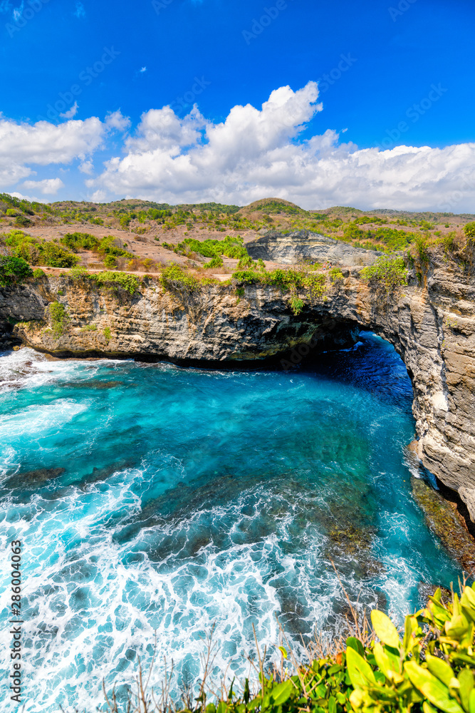 Fototapeta premium Angel's Billabong, the natural pool on the island of Nusa Penida, Klingung regency, Bali, Indonesia.