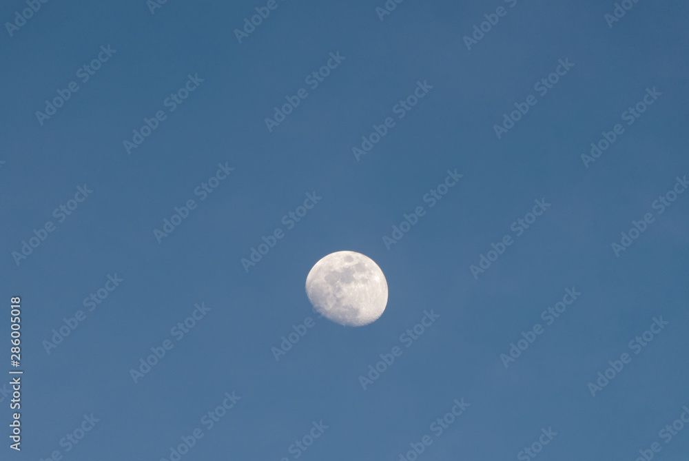 La lune à 4°55' latitude nord. Cayenne - Guyane française La lune à 4°55' latitude nord. Cayenne - Guyane française