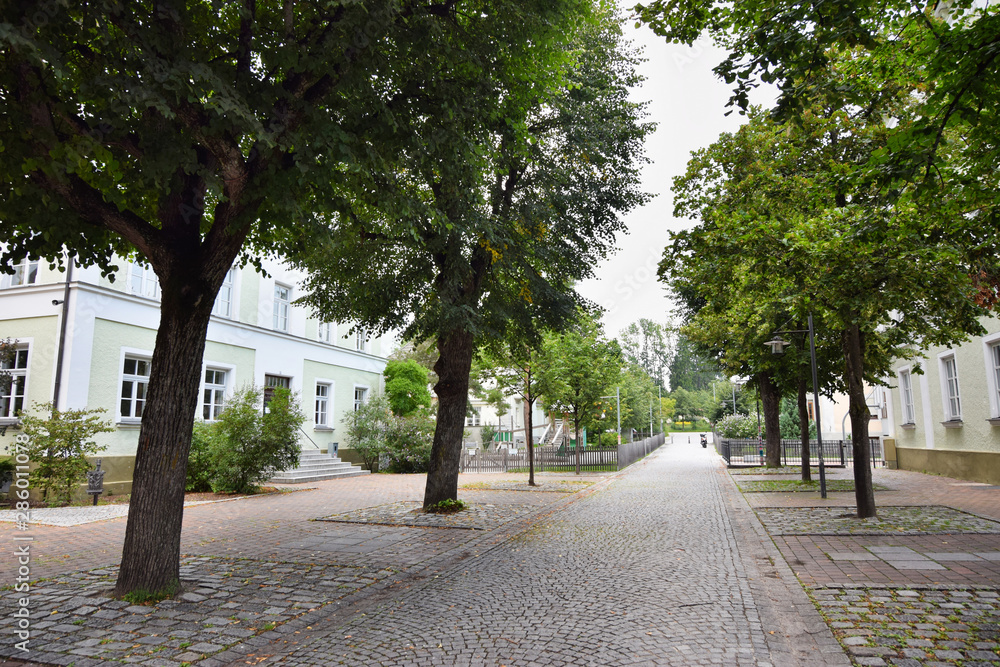 Kolbermoor, Innenstadt, Stadtplatz, mit Laubbäumen