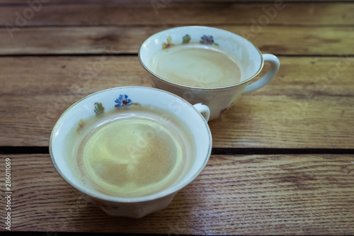 Deux tasses de café en porcelaine vintage sur une table en bois