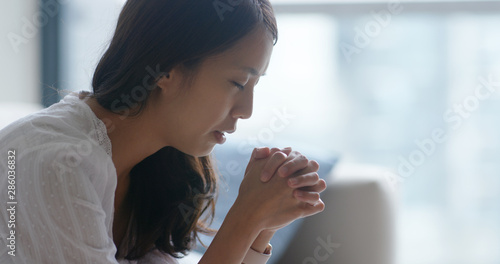 Foto Woman pray to god at home