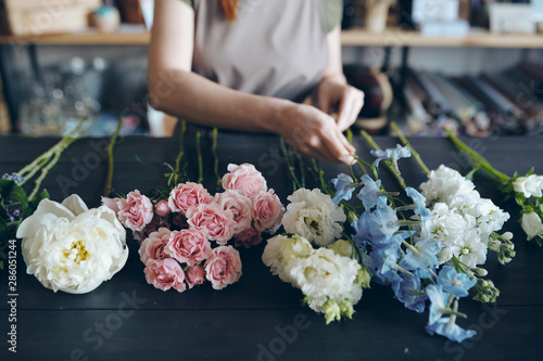 фотографія Preparing flower for arranging bouquet