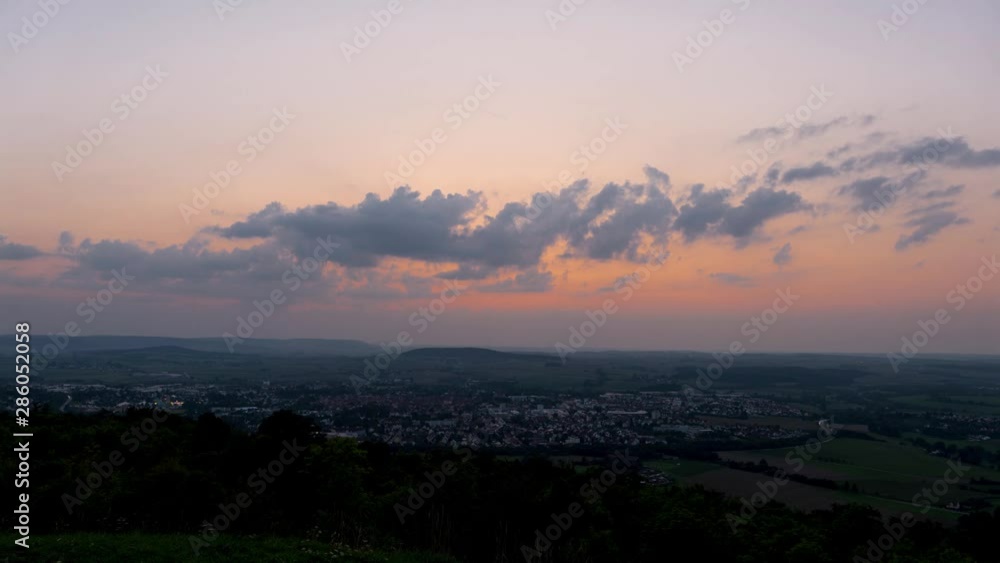 Zeitraffer des Abendhimmels von Sonnenuntergang bis Dunkelheit mit Abendrot und Wolkengebilde über Weißenburg in Bayern Zeitraffer des Abendhimmels von Sonnenuntergang bis Dunkelheit mit Abendrot und Wolkengebilde über Weißenburg in Bayern