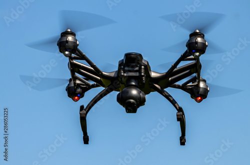 fliegende Drohne vor blauem Himmel, Luftaufnahme