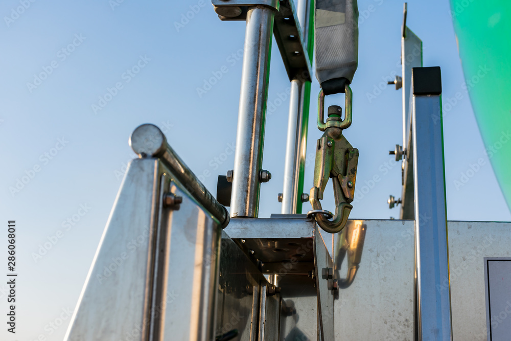Linea de vida para arnes de seguridad instalado en camion cisterna Linea de vida para arnes de seguridad instalado en camion cisterna