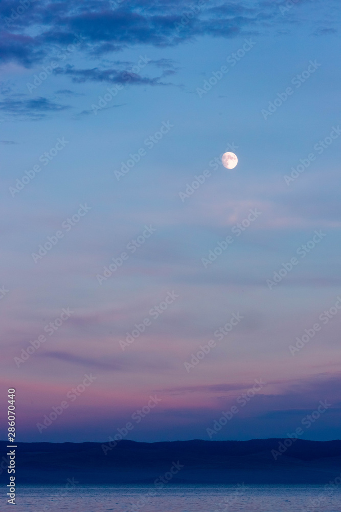Закат солнца и восход Луны