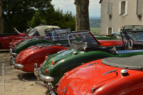 voitures anciennes    Ch  teau-Chalon dans le Jura  France