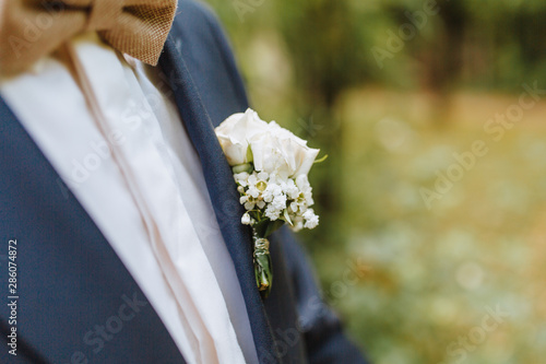 Bräutigam mit blauem Anzug und Anstecker 