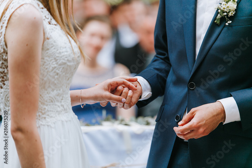 Ringtausch an der Hochzeit Braut & Bräutigam © julia_104