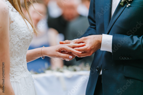 Foto Ringtausch an der Hochzeit Braut & Bräutigam