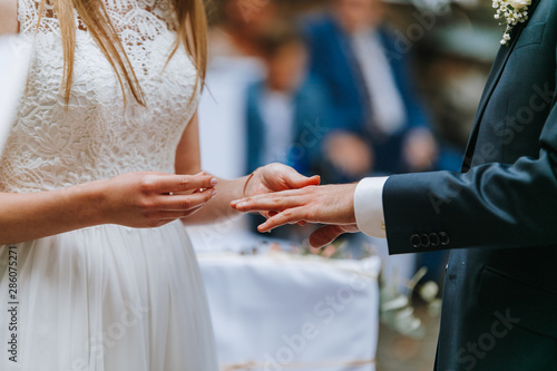 Ringtausch an der Hochzeit Braut & Bräutigam