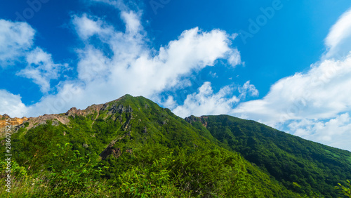 登山道から那須朝日岳を望む