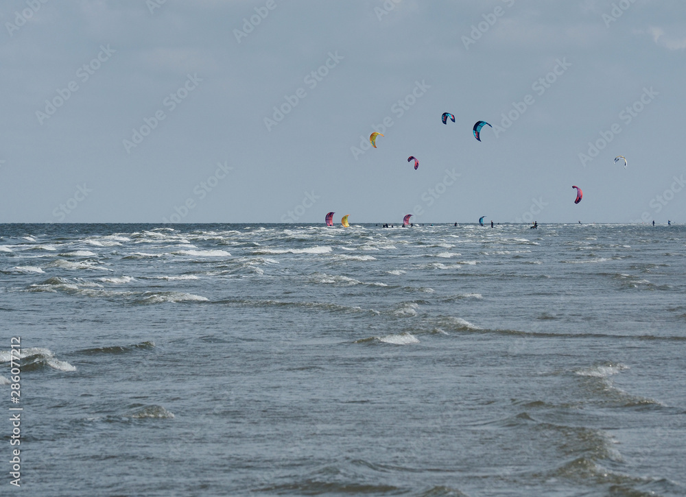 Kitesurfen am Strand von St. Peter-Ording