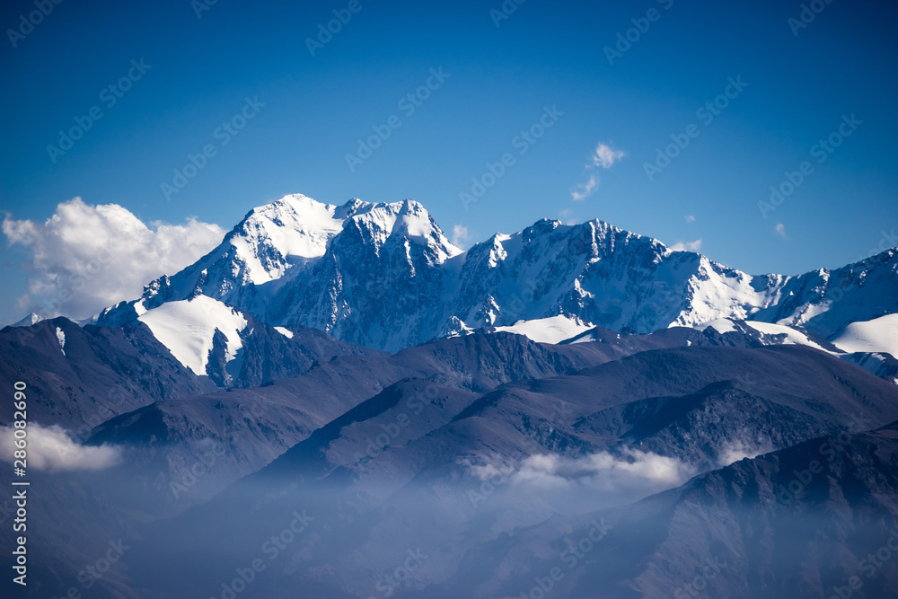 Obraz premium The plane overlooks the Tianshan Mountains
