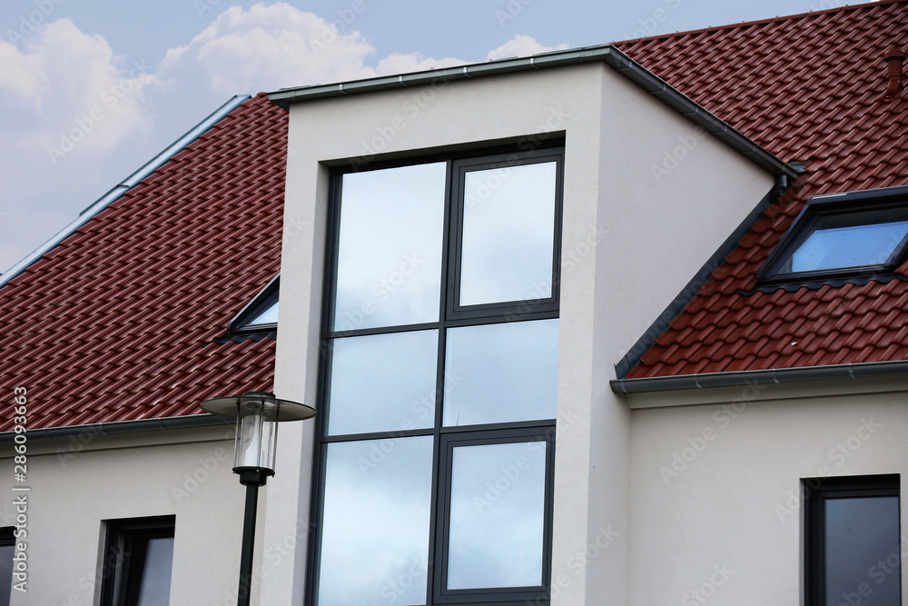 Fototapeta premium Große Fensterfront an modernem Wohnhaus