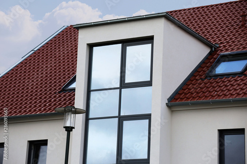 Große Fensterfront an modernem Wohnhaus photo