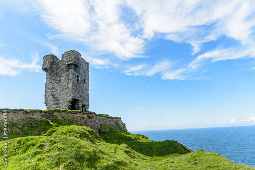 Vista panoramica delle scogliere di Moher, una delle attrazioni turistiche più popolari in Irlanda, Contea di Clare