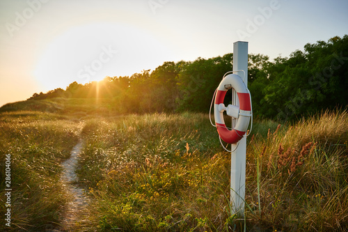 Rettungsring in Abendstimmung an der Küste von Sømarken auf Bornholm