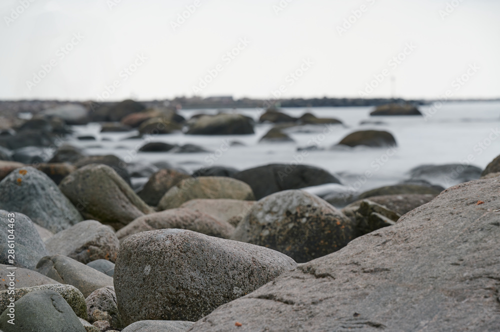 Steinige Küste vor der dänischen Insel Bornholm an einem trüben Tag