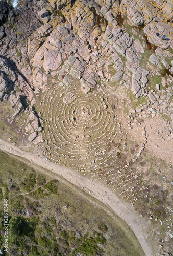 Kreis aus Steinen an einem Wanderweg auf der Insel Bornholm