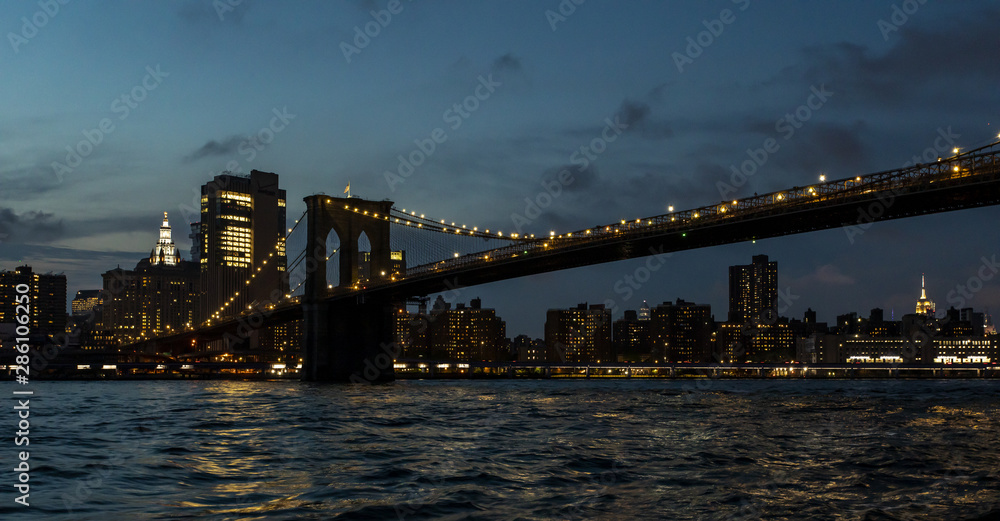 Ponte di Brooklyn notturno