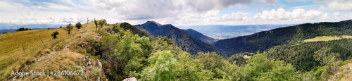 Les crêtes de la Griffe du Diable par le plateau de Sur Lyand, Valromey-Retord, Arvière-en-Valromey, Grand Colombier, massif forestier, Ain, France photo