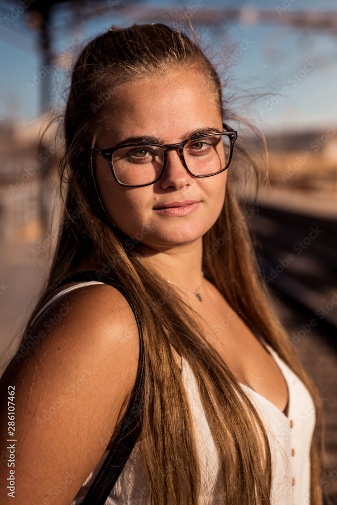 Photo portrait young girl at the train station Photo portrait young girl at the train station