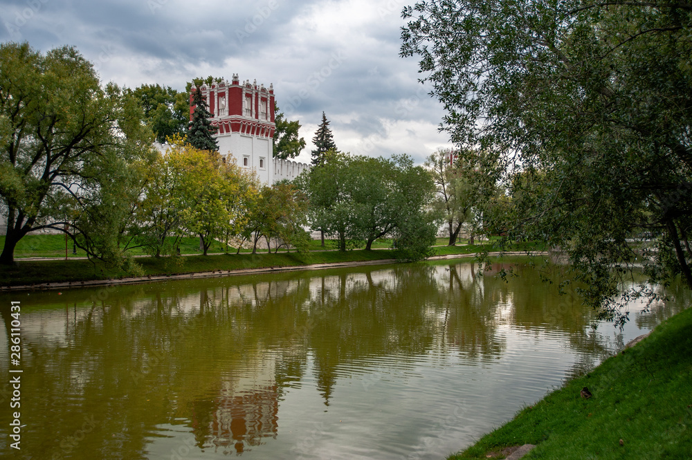 Fototapeta premium According to modern tradition, many newly married Muscovites come to the shores of this pond on their wedding day. 