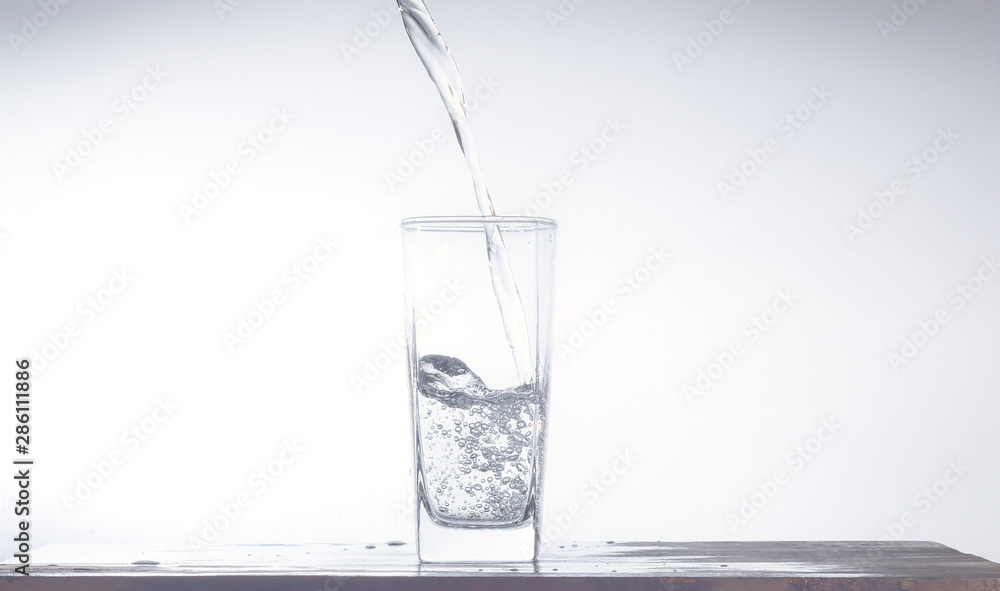  Pour water into the glass