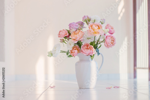 Fototapeta Naklejka Na Ścianę i Meble -  beautiful roses in ceramic white jug