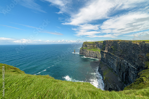 Vista panoramica delle scogliere di Moher, una delle attrazioni turistiche più popolari in Irlanda, Contea di Clare